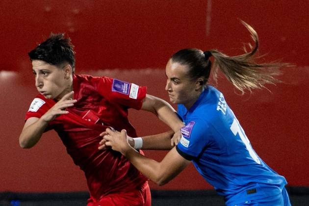 Turkiye v Slovenia - FIFA Women s World Cup 2027 European Qualifiers ISTANBUL, TURKIYE - OCTOBER 09: Kader Hancar (9) of Turkiye vies with her opponent during the FIFA Women s World Cup 2027 European Qualifiers Play-offs Round 1 First Leg between Turkiye and Slovenia at Pendik Stadium in Istanbul, Turkiye, on October 9, 2026. Didem Mente Anadolu Istanbul Turkey. Editorial use only. Please get in touch for any other usage. Copyright: x2026xAnadoluxDidemxMentex