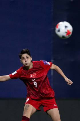Turkiye v Slovenia - FIFA Women s World Cup 2027 European Qualifiers ISTANBUL, TURKIYE - OCTOBER 09: Kader Hancar (9) of Turkiye vies with her opponent during the FIFA Women s World Cup 2027 European Qualifiers Play-offs Round 1 First Leg between Turkiye and Slovenia at Pendik Stadium in Istanbul, Turkiye, on October 9, 2026. Didem Mente Anadolu Istanbul Turkey. Editorial use only. Please get in touch for any other usage. Copyright: x2026xAnadoluxDidemxMentex