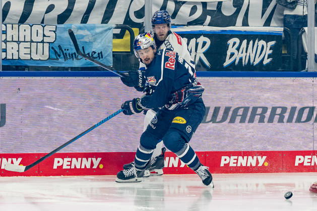 Battle for the Puck: Face-off between Taro Hirose (EHC Red Bull Munich, 17) and Daniel Pietta (ERC Ingolstadt, 86 GER), EHC Red Bull Munich vs. ERC Ingolstadt, DEL, 2026–2027 season, Matchday 7, October 9, 2026 Photo: HMB Media, Franz Feiner Copyright: HMBxMedia FranzxFeiner