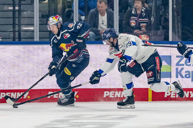 Battle for the Puck: Face-off between Ville Pokka (EHC Red Bull Munich, 22) and Austen Keating (ERC Ingolstadt, 89 GER), EHC Red Bull Munich vs. ERC Ingolstadt, DEL, 2026–2027 Season, Matchday 7, October 9, 2026 Photo: HMB Media, Franz Feiner Copyright: HMBxMedia FranzxFeiner