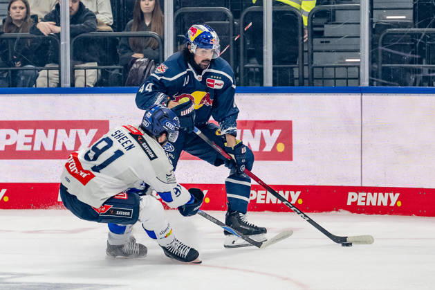 Battle for the Puck: Face-off between Riley Sheen (ERC Ingolstadt, 91) and Trevor Carrick (EHC Red Bull Munich, 44 GER), EHC Red Bull Munich vs. ERC Ingolstadt, DEL, 2026–2027 season, Matchday 7, October 9, 2026 Photo: HMB Media, Franz Feiner Copyright: HMBxMedia FranzxFeiner