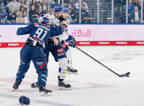 Brawl between Jeremy McKenna (EHC Red Bull Munich, 91) and Daniel Schmoelz (ERC Ingolstadt, 92 GER), EHC Red Bull Munich vs. ERC Ingolstadt, DEL, 2026–2027 season, Matchday 7, October 9, 2026 Photo: HMB Media, Franz Feiner Copyright: HMBxMedia FranzxFeiner