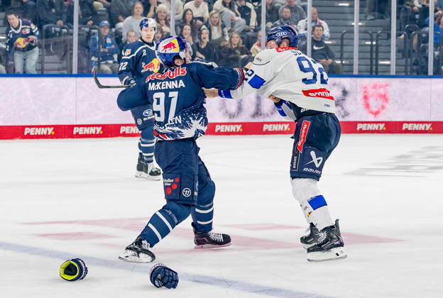 Brawl between Jeremy McKenna (EHC Red Bull Munich, 91) and Daniel Schmoelz (ERC Ingolstadt, 92 GER), EHC Red Bull Munich vs. ERC Ingolstadt, DEL, 2026–2027 season, Matchday 7, October 9, 2026 Photo: HMB Media, Franz Feiner Copyright: HMBxMedia FranzxFeiner