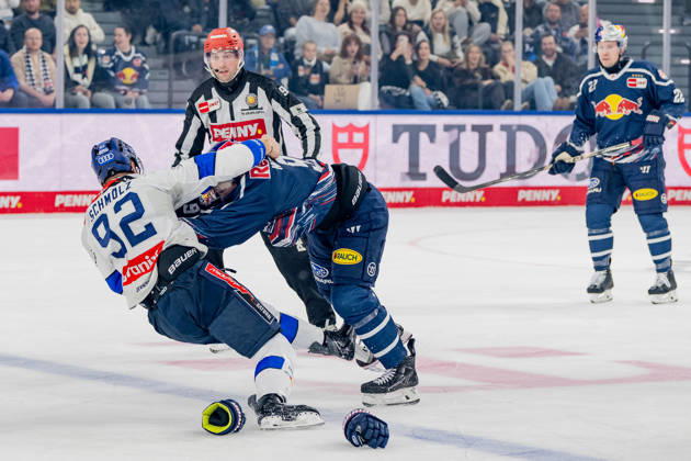 Brawl between Jeremy McKenna (EHC Red Bull Munich, 91) and Daniel Schmoelz (ERC Ingolstadt, 92 GER), EHC Red Bull Munich vs. ERC Ingolstadt, DEL, 2026–2027 season, Matchday 7, October 9, 2026 Photo: HMB Media, Franz Feiner Copyright: HMBxMedia FranzxFeiner