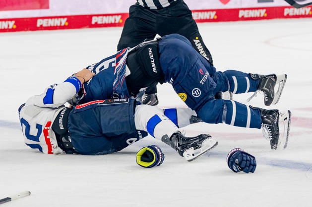 Brawl between Jeremy McKenna (EHC Red Bull Munich, 91) and Daniel Schmoelz (ERC Ingolstadt, 92 GER), EHC Red Bull Munich vs. ERC Ingolstadt, DEL, 2026–2027 season, Matchday 7, October 9, 2026 Photo: HMB Media, Franz Feiner Copyright: HMBxMedia FranzxFeiner