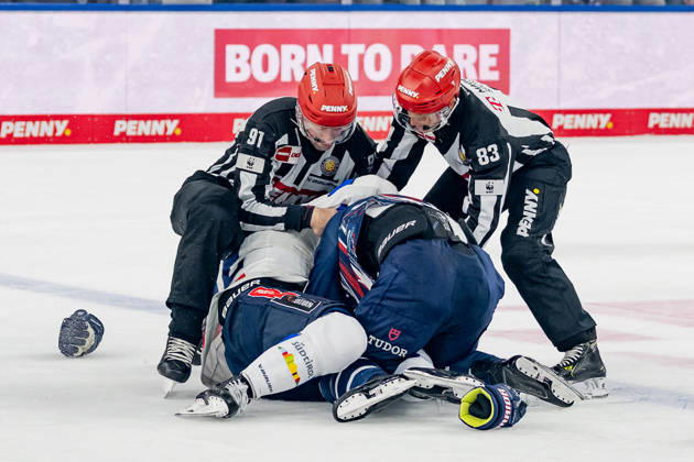 Brawl between Jeremy McKenna (EHC Red Bull Munich, 91) and Daniel Schmoelz (ERC Ingolstadt, 92 GER), EHC Red Bull Munich vs. ERC Ingolstadt, DEL, 2026–2027 season, Matchday 7, October 9, 2026 Photo: HMB Media, Franz Feiner Copyright: HMBxMedia FranzxFeiner