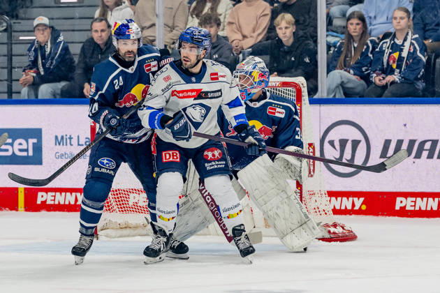 Ryan Murphy (EHC Red Bull Munich, 24) defends against Peter Abbandonato (ERC Ingolstadt, 98) in front of the net of Mathias Niederberger (goalie, EHC Red Bull Munich, 35), GER, EHC Red Bull Munich vs. ERC Ingolstadt, DEL, 2026–2027 season, Matchday 7, October 9, 2026. Photo: HMB Media, Franz Feiner Copyright: HMBxMedia FranzxFeiner