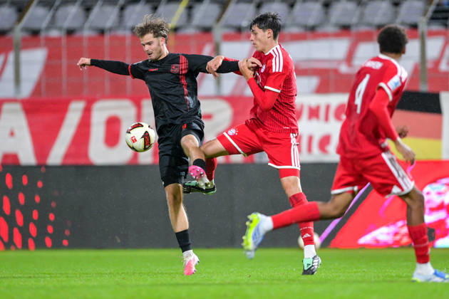 From left: Jeroen Krupa (Unterhaching), 9 Filip Pavic (Bayern Munich, FCB), 5 in a one-on-one battle, duel, tackle, dynamic, action, 09 10 2026, Munich, Germany, soccer, Bavarian Regional League, FC Bayern Munich II vs. SpVgg Unterhaching xslx