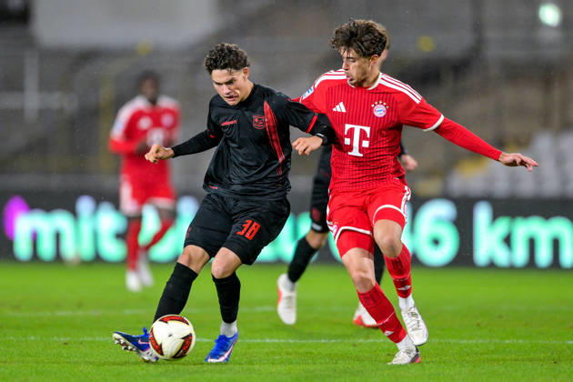From left: Constantin Strunz (Unterhaching), 38 David Santos Daiber (Bayern Munich, FCB), 6 in a one-on-one battle, duel, tackle, dynamic, action, 09 10 2026, Munich, Germany, soccer, Bavarian Regional League, FC Bayern Munich II vs. SpVgg Unterhaching xslx