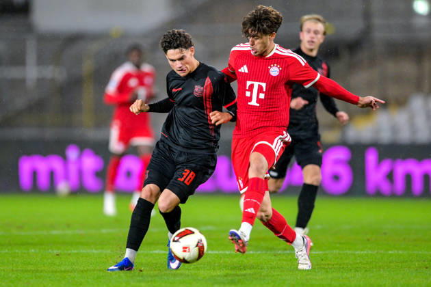 From left: Constantin Strunz (Unterhaching), 38 David Santos Daiber (Bayern Munich, FCB), 6 in a one-on-one battle, duel, tackle, dynamic, action, 09 10 2026, Munich, Germany, soccer, Bavarian Regional League, FC Bayern Munich II vs. SpVgg Unterhaching xslx