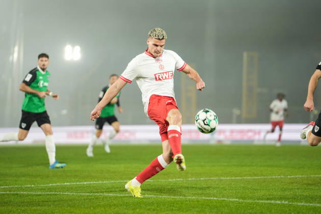 Germany 3rd Division 2026–2027, Matchday 8: SC Preussen Münster vs. Rot Weiss Essen, Friday, October 9, 2026, LVM Preußenstadion, Münster, North Rhine-Westphalia, Germany. Marek Janssen (RW Essen) has the ball at 20 and takes a shot on goal. Copyright: xMerlexKölkingx