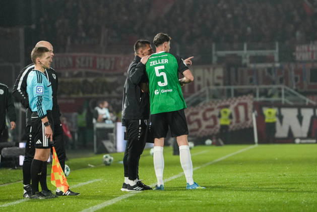 Germany 3rd Division 2026–2027, Matchday 8: SC Preußen Münster vs. Rot-Weiß Essen, Friday, October 9, 2026, LVM Preußenstadion, Münster, North Rhine-Westphalia, Germany; Thomas Wörle, coach of SC Preußen Münster, in conversation with Lucas Zeller of SC Preußen Münster, 5 Copyright: xMerlexKölkingx