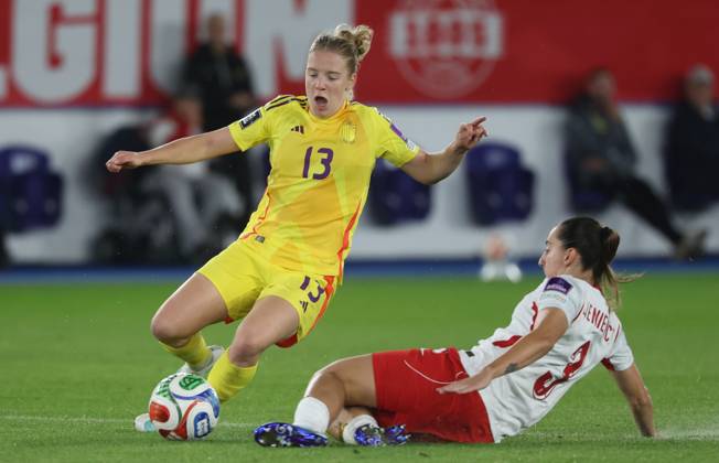 Belgium s Elena Dhont and Poland s Oliwia Wos fight for the ball during a soccer game between Belgium s national women s team the Red Flames and Poland, on Friday 9 October 2026 in Leuven, the first leg of the play-off for the 2027 FIFA Women s World Cup. VIRGINIExLEFOUR x189283547x