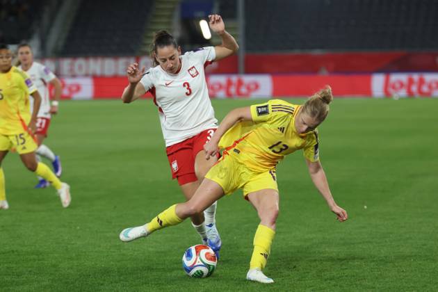 Poland s Wiktoria Zieniewicz and Belgium s Elena Dhont fight for the ball during a soccer game between Belgium s national women s team the Red Flames and Poland, on Friday 9 October 2026 in Leuven, the first leg of the play-off for the 2027 FIFA Women s World Cup. VIRGINIExLEFOUR  x189283655x