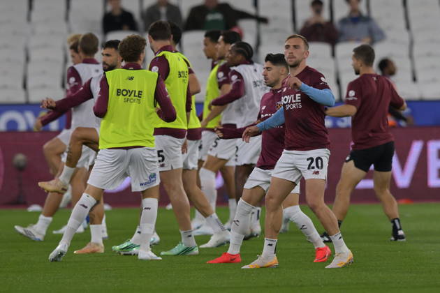 West Ham vs QPR Championship Jarrod Bowen of West Ham United leads his team in warming up prior to the West Ham vs Queens Park Rangers, EFL Championship match at the London Stadium Stratford. This image is for EDITORIAL USE ONLY. Licence required from the Football DataCo for any other use. London The London Stadium UK Copyright: xMartinxDaltonx WestHam_vs_QPR_091026_MD_002
