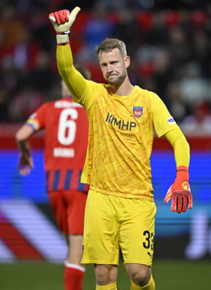 Goalkeeper Thomas Daehne, 1 FC Heidenheim 1846 (FCH) 33, gesture: thumbs-up; Patrick Mainka, 1 FC Heidenheim 1846 (FCH) 06; 1 FC Heidenheim 1846 (FCH) vs. 1 FC Kaiserslautern 09 10 2026 DFL regulations prohibit any use of photographs as image sequences and or quasi-video. 1 FC Heidenheim 1846 FCH vs. 1 FC Kaiserslautern