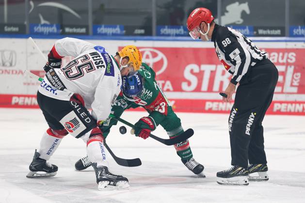 Bully, Christian Wejse (Fischtown Pinguins 65), Tim Wohlgemuth (Augsburger Panther 33), Augsburger Panther vs. Fischtown Pinguins, Matchday 7, Ice Hockey, Penny DEL, October 9, 2026, Augsburg, Bavaria, Germany Copyright: xkolbert-press ChristianxKolbertx