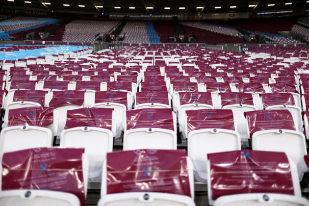 West Ham United gegen Queens Park Rangers, 9. Oktober 2026, London, EFL Championship, Fußball: West Ham United gegen Queens Park Rangers – Bunte Tücher auf den Sitzplätzen als Vorbereitung auf eine Gedenkaktion vor dem Spiel zum Gedenken an Ludek Miklosko. Foto: Jacques Feeney, Offside, London, Großbritannien  Copyright: xJacquesxFeeneyx xOffsidexOffside