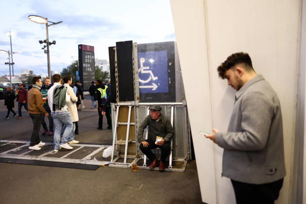 West Ham United gegen Queens Park Rangers, 9. Oktober 2026, London, EFL Championship, Fußball, West Ham United gegen Queens Park Rangers, Fans beim Essen, Foto: Jacques Feeney, Offside, London, Großbritannien Copyright: xJacquesxFeeneyx xOffsidexOffside