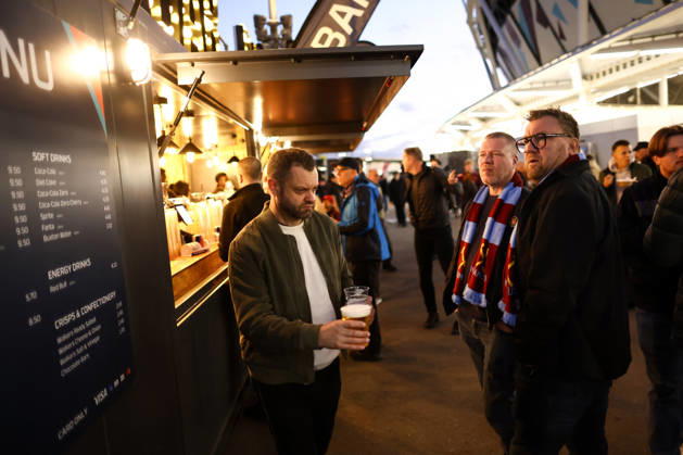 West Ham United gegen Queens Park Rangers, 9. Oktober 2026, London, EFL Championship, Fußball: West Ham United gegen Queens Park Rangers – West Ham-Fans in der Bar. Foto: Jacques Feeney, Offside, London, Großbritannien Copyright: xJacquesxFeeneyx xOffsidexOffside