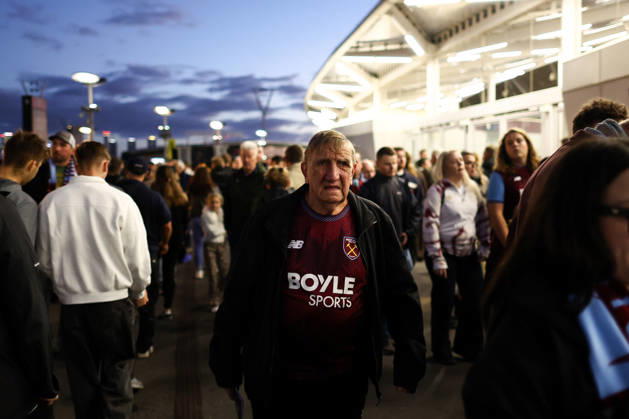 West Ham United gegen Queens Park Rangers, 9. Oktober 2026, London, EFL Championship, Fußball: West Ham United gegen Queens Park Rangers – West Ham-Fans auf dem Weg zum London Stadium. Foto: Jacques Feeney, Offside, London, Großbritannien Copyright: xJacquesxFeeneyx xOffsidexOffside