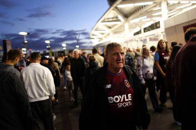 West Ham United gegen Queens Park Rangers, 9. Oktober 2026, London, EFL Championship, Fußball: West Ham United gegen Queens Park Rangers – West Ham-Fans auf dem Weg zum London Stadium. Foto: Jacques Feeney, Offside, London, Großbritannien Copyright: xJacquesxFeeneyx xOffsidexOffside