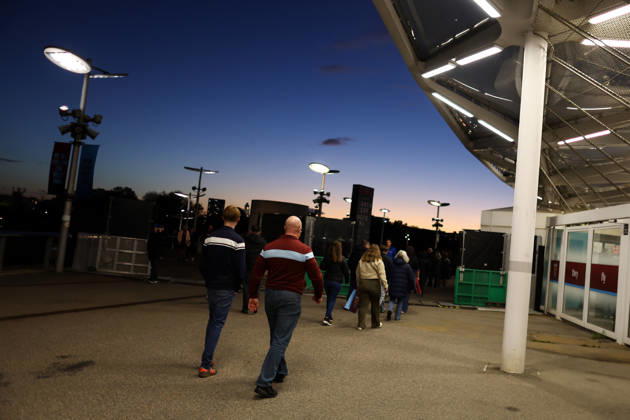 West Ham United gegen Queens Park Rangers, 9. Oktober 2026, London, EFL Championship, Fußball: West Ham United gegen Queens Park Rangers – West Ham-Fans auf dem Weg zum London Stadium. Foto: Jacques Feeney, Offside, London, Großbritannien Copyright: xJacquesxFeeneyx xOffsidexOffside
