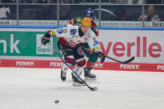 One-on-one, action, featuring Florian Reinwald (Fischtown Pinguins 83) and Philipp Krauss (Augsburger Panther 20), Augsburger Panther vs. Fischtown Pinguins, Matchday 7, Ice Hockey, Penny DEL, October 9, 2026, Augsburg, Bavaria, Germany Copyright: xkolbert-press ChristianxKolbertx