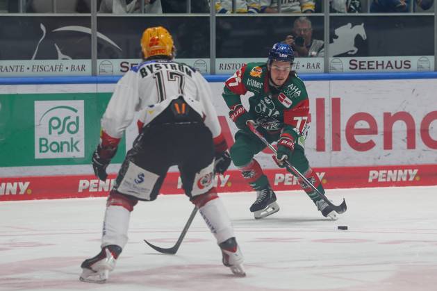 One-on-one, action, with Ludwig Bystroem, Fischtown Pinguins 17, Luke Toporowski 77, Augsburger Panther, Augsburger Panther vs. Fischtown Pinguins, Matchday 7, Ice Hockey, Penny DEL, October 9, 2026, Augsburg, Bavaria, Germany Copyright: xkolbert-press ChristianxKolbertx
