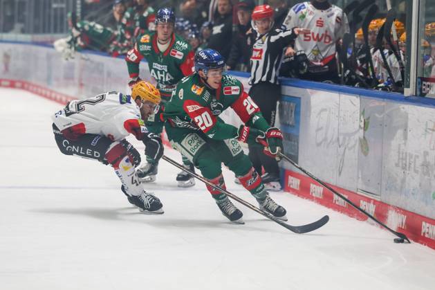 One-on-one, action, featuring Matthew Abt (Fischtown Pinguins, 42) and Philipp Krauss (Augsburger Panther, 20), Augsburger Panther vs. Fischtown Pinguins, Matchday 7, Ice Hockey, Penny DEL, October 9, 2026, Augsburg, Bavaria, Germany Copyright: xkolbert-press ChristianxKolbertx