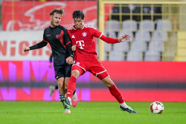From left: Jeroen Krupa (Unterhaching), 9 Filip Pavic (Bayern Munich, FCB), 5 in a one-on-one, duel, tackle, dynamic, action, 09 10 2026, Munich, Germany, soccer, Bavarian Regional League, FC Bayern Munich II vs. SpVgg Unterhaching xslx