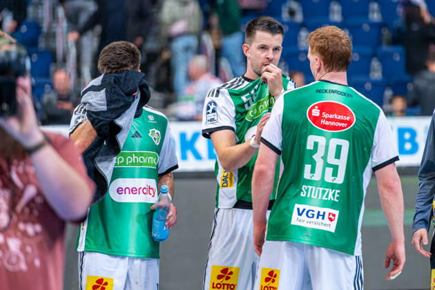 Renars Uscins, TSV Hannover Burgdorf, No. 10; Hannes Feise, TSV Hannover Burgdorf, No. 56; Lukas Stutzke, TSV Hannover Burgdorf, No. 39 (from left), TSV Hannover Burgdorf (green) vs. SG Flensburg Handewitt (blue) on Matchday 8 of the 2026–2027 season in the Opel Handball Bundesliga, October 9, 2026, ZAG Arena Hannover, GER, Copyright: xJanxGuentherx xTSVxHannover-Burgdorfx
