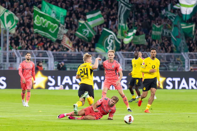 Dortmund, Germany October 9, 2026 Bundesliga 2026–2027 Matchday 5: Borussia Dortmund vs. SV Werder Bremen Pictured from left: Daniel Svensson (BVB) and Daniel Svensson (BVB) in a tackle. DFL and DFB regulations prohibit any use of photographs as image sequences and or quasi-video. Signal Iduna Park NorthRhineland-Westphalia Copyright: xFotostandx xZeisingx