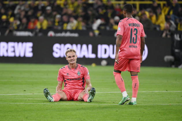 Injury: Amos Pieper, Werder Bremen, October 9, 2026; Soccer, Bundesliga 1, 2026–2027 season, Matchday 5, Borussia Dortmund vs. SV Werder Bremen. DFL regulations prohibit any use of photographs as image sequences and or quasi-video. Dortmund, Signal Iduna Park, North Rhine-Westphalia, Germany Team2