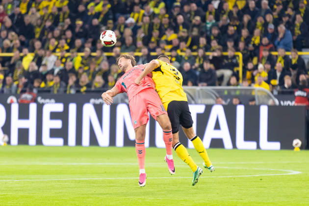 Dortmund, Germany October 9, 2026 Bundesliga 2026–2027 Matchday 5: Borussia Dortmund vs. SV Werder Bremen Pictured from left in a tackle: Niclas Füllkrug (SVW) and Waldemar Anton (BVB). DFL and DFB regulations prohibit any use of photographs as image sequences and or quasi-video at Signal Iduna Park, North Rhine-Westphalia Copyright: xFotostandx xZeisingx