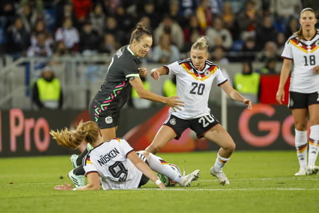 Sjoeke Nüsken, Nusken (Germany), 09, Caitlin Foord (Australia), 09, and Elisa Senß, Senss (Germany), 20, battling for the ball; Germany, soccer, women, friendly match, 2026, Germany vs. Australia, October 9, 2026, Karlsruhe BBBank Wildpark, Germany Copyright: xGrantxHubbsx