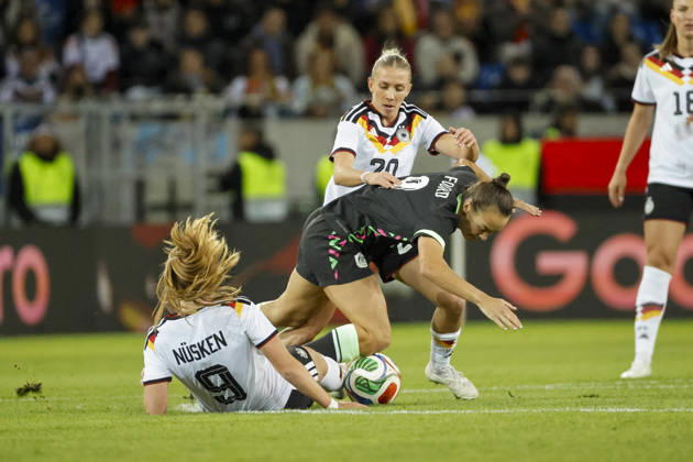 Sjoeke Nüsken, Nusken (Germany), 09, Caitlin Foord (Australia), 09, and Elisa Senß, Senss (Germany), 20, battling for the ball; Germany, soccer, women, friendly match, 2026, Germany vs. Australia, October 9, 2026, Karlsruhe BBBank Wildpark, Germany Copyright: xGrantxHubbsx