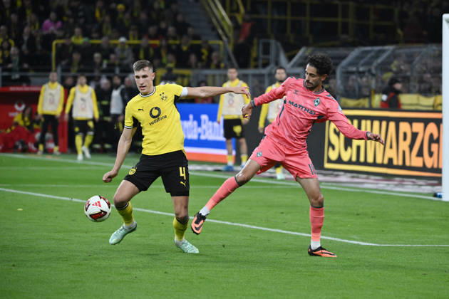 Nico Schlotterbeck (Borussia Dortmund), left, against Eren Dinkci (Werder Bremen), October 9, 2026, Soccer, Bundesliga 1, 2026–2027 season, Matchday 5, Borussia Dortmund vs. SV Werder Bremen. DFL regulations prohibit any use of photographs as image sequences and or quasi-video. Dortmund, Signal Iduna Park, North Rhine-Westphalia, Germany Team2