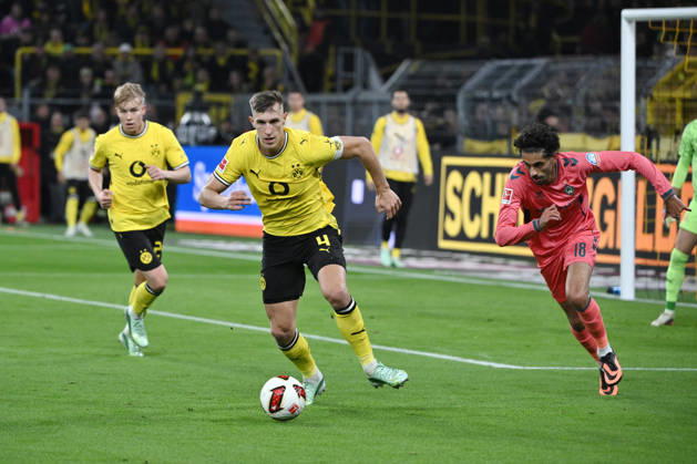 Nico Schlotterbeck (Borussia Dortmund), left, against Eren Dinkci (Werder Bremen), October 9, 2026, Soccer, Bundesliga 1, 2026–2027 season, Matchday 5, Borussia Dortmund vs. SV Werder Bremen. DFL regulations prohibit any use of photographs as image sequences and or quasi-video. Dortmund, Signal Iduna Park, North Rhine-Westphalia, Germany Team2