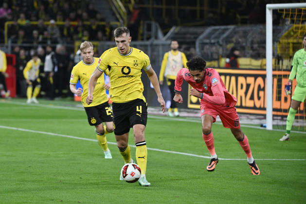 Nico Schlotterbeck (Borussia Dortmund), left, against Eren Dinkci (Werder Bremen), October 9, 2026, Soccer, Bundesliga 1, 2026–2027 season, Matchday 5, Borussia Dortmund vs. SV Werder Bremen. DFL regulations prohibit any use of photographs as image sequences and or quasi-video. Dortmund, Signal Iduna Park, North Rhine-Westphalia, Germany Team2