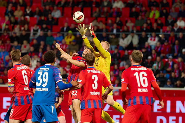 Scene in the penalty area featuring Patrick Mainka (1 FC Heidenheim), 06, Thierry Tazemeta (FC Kaiserslautern), 39, Oualid Mhamdi (1 FC Heidenheim), 22, Jan Schoeppner (1 FC Heidenheim), 03, Julian Niehues 1 FC Heidenheim, 16 GER, 1 FC Heidenheim 1846 vs. 1 FC Kaiserslautern, Soccer, 2. Bundesliga, Matchday 7, 2026–2027 season, October 9, 2026 DFL regulations prohibit any use of photographs as image sequences and or quasi-video GER, 1 FC Heidenheim 1846 vs. 1 FC Kaiserslautern, Soccer, 2. Bundesliga, Matchday 7, 2026–2027 season, October 9, 2026, Heidenheim an der Brenz Copyright: xEibner-Pressefoto GeraldxOelze-dexStoppanyx EP_ODS
