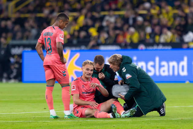 Dortmund, Germany, October 9, 2026, Bundesliga 1, 2026–2027, Matchday 5: Borussia Dortmund vs. SV Werder Bremen. Pictured: Amos Pieper (SVW) sits on the ground injured; from left: Arthur (SVW), Amos Pieper (SVW). DFL and DFB regulations prohibit any use of photographs as image sequences and or quasi-video. Signal Iduna Park, North Rhine-Westphalia Copyright: xFotostandx xZeisingx