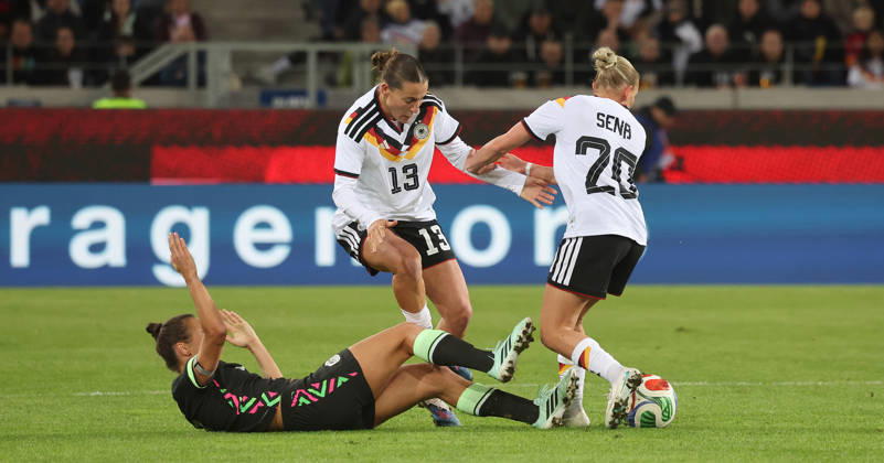 Karlsruhe, Women s International Soccer Match: Germany vs. Australia; from left: Caitlin Foord (AUS), Carlotta Wamser (GER), Elisa Senß (GER)