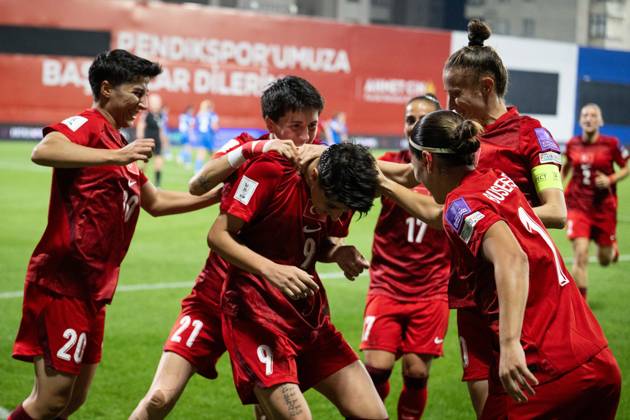 Turkiye v Slovenia - FIFA Women s World Cup 2027 European Qualifiers ISTANBUL, TURKIYE - OCTOBER 09: Kader Hancar (9) of Turkiye celebrates with her teammates after scoring a goal during the FIFA Women s World Cup 2027 European Qualifiers Play-offs Round 1 First Leg between Turkiye and Slovenia at Pendik Stadium in Istanbul, Turkiye, on October 09, 2026. Didem Mente Anadolu Istanbul Turkey. Editorial use only. Please get in touch for any other usage. Copyright: x2026xAnadoluxDidemxMentex
