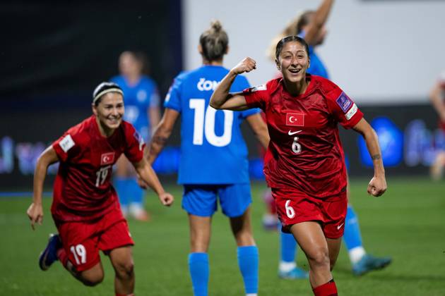 Turkiye v Slovenia - FIFA Women s World Cup 2027 European Qualifiers ISTANBUL, TURKIYE - OCTOBER 09: Selen Altunkulak (6) of Turkiye celebrates with her teammates after scoring a goal during the FIFA Women s World Cup 2027 European Qualifiers Play-offs Round 1 First Leg between Turkiye and Slovenia at Pendik Stadium in Istanbul, Turkiye, on October 09, 2026. Didem Mente Anadolu Istanbul Turkey. Editorial use only. Please get in touch for any other usage. Copyright: x2026xAnadoluxDidemxMentex
