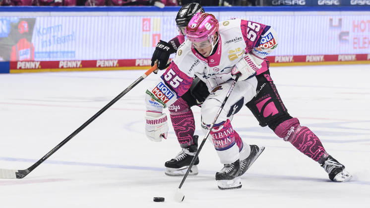 In the photo, from left: Jean Luc Foudy, Eisbären Berlin 55, GER, Berlin, ice hockey, DEL 1, Eisbären Berlin vs. Grizzlys Wolfsburg, at the Uber Arena, October 9, 2026, Copyright: HMBxMedia UwexKoch