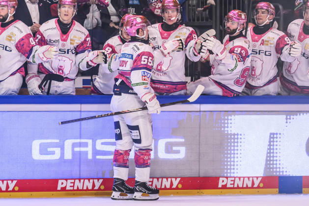 In the photo, from left: Jean Luc Foudy, Eisbären Berlin 55, celebrating with the bench, GER, Berlin, ice hockey, DEL 1, Eisbären Berlin vs. Grizzlys Wolfsburg, at the Uber Arena, October 9, 2026, Copyright: HMBxMedia UwexKoch