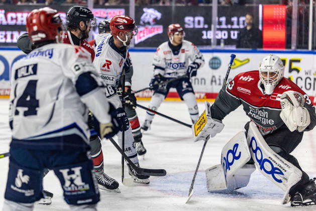 Eric Cornel, Schwenninger Wild Wings, 18 vs. Nico Wien, Koelner Haie, 33; Koelner Haie vs. Schwenninger Wild Wings, Ice Hockey, Penny DEL, Matchday 07, 2026–2027, October 9, 2026 Cologne Haie vs Schwenninger Wild Wings, Ice Hockey, Penny DEL, Matchday 07, 2026–2027, October 9, 2026 Cologne Copyright: xEibner-Pressefoto GerhardxWingenderx EP_GWR