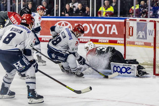Eric Cornel, Schwenninger Wild Wings, 18 vs. Nico Wien, Koelner Haie, 33; Austin Ortega, Schwenninger Wild Wings, 08; Koelner Haie vs. Schwenninger Wild Wings, Ice Hockey, Penny DEL, Matchday 07, 2026–2027, October 9, 2026, Cologne Sharks vs. Schwenninger Wild Wings, Ice Hockey, Penny DEL, Matchday 7, 2026–2027, October 9, 2026, Cologne Copyright: xEibner-Pressefoto GerhardxWingenderx EP_GWR