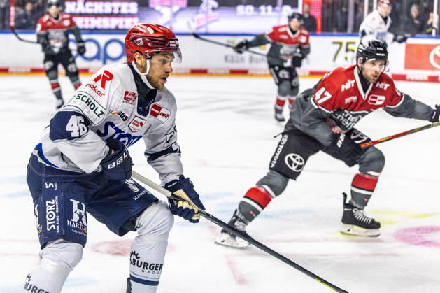 Eric Martinsson, Schwenninger Wild Wings, 46 vs. Veli Matti Vittasmaki, Koelner Haie, 47; Koelner Haie vs. Schwenninger Wild Wings, Ice Hockey, Penny DEL, Matchday 07, 2026–2027, October 9, 2026, Cologne Sharks vs. Schwenninger Wild Wings, Ice Hockey, Penny DEL, Matchday 07, 2026–2027, October 9, 2026, Cologne Copyright: xEibner-Pressefoto GerhardxWingenderx EP_GWR